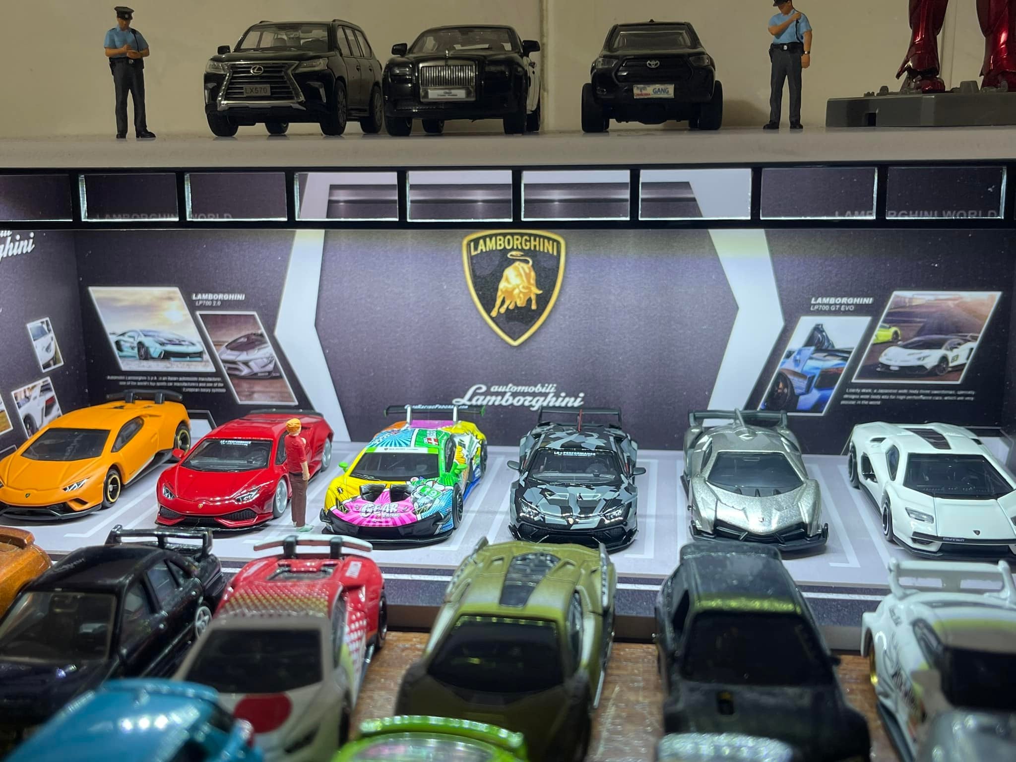 Lamborghini Dealership Diorama 1/64 LED Display – Hot Wheels & Diecast Car Garage Showcase